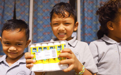 Kuldipsingh doneert Bison stics aan scholen!