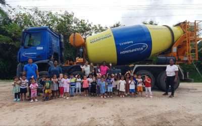 Wat doet die truckmixer vol betonmortel op het schoolplein?